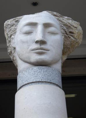 File:Statuelee.jpg