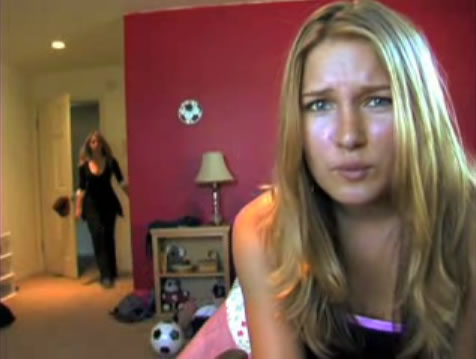 File:0258-TaylorMakingFaceAsSarahWalksIn.jpg